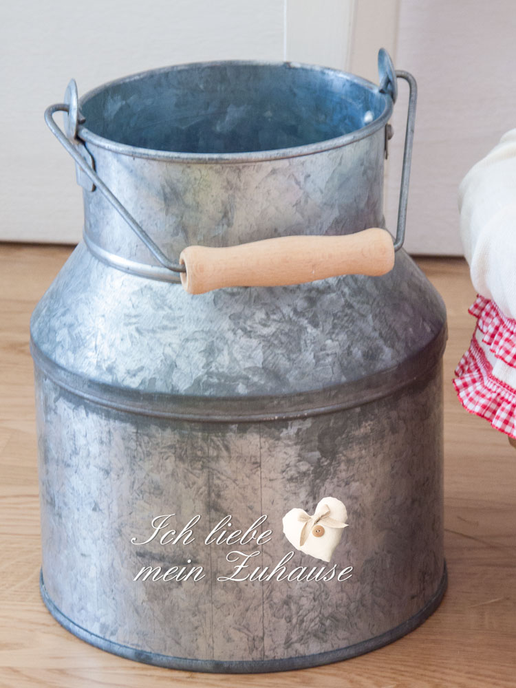 Blog - Bauernhof und Palm Beach Collection Duftkerzen - Strohballen, Milchkanne und Weidenkorb Chalet-Traum - Bild 6