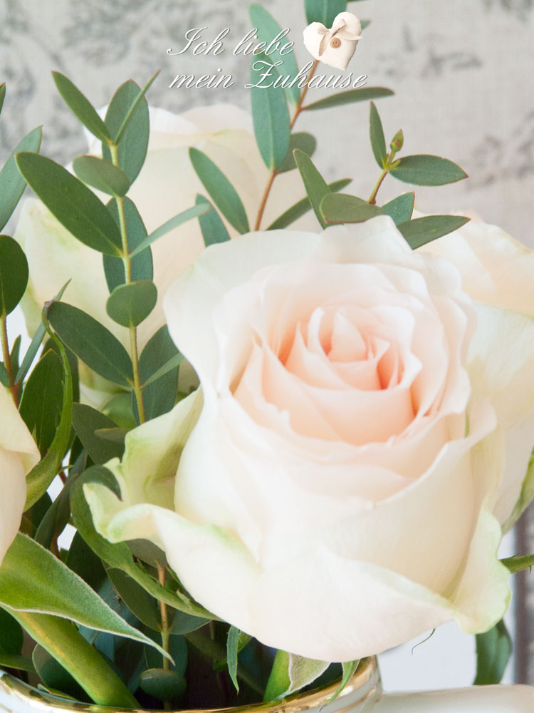 Blog - Toile de joux, Blumenvase aus Vintage Chic Porzellankrug und Palm Beach Collection French Vanilla Duftkerze - Bild 2