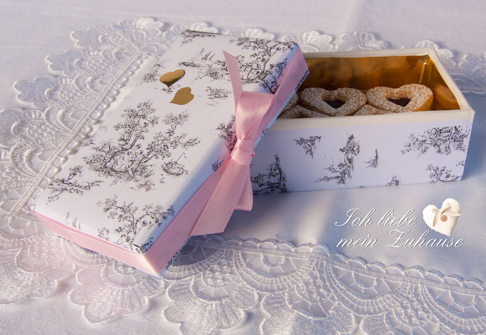 Blog - DIY mit toile de jouy - Kaffeekrug rose d'or - Tissuebox Elegance und Spitzbuben - Bild 12