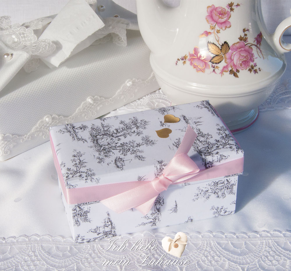 Blog - DIY mit toile de jouy - Kaffeekrug rose d'or - Tissuebox Elegance und Spitzbuben - Bild 2