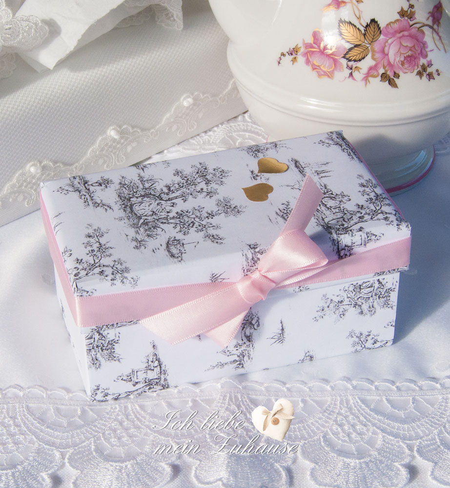 Blog - DIY mit toile de jouy - Kaffeekrug rose d'or - Tissuebox Elegance und Spitzbuben - Bild 3