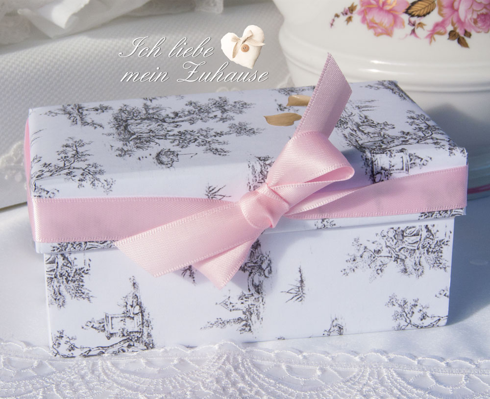 Blog - DIY mit toile de jouy - Kaffeekrug rose d'or - Tissuebox Elegance und Spitzbuben - Bild 4
