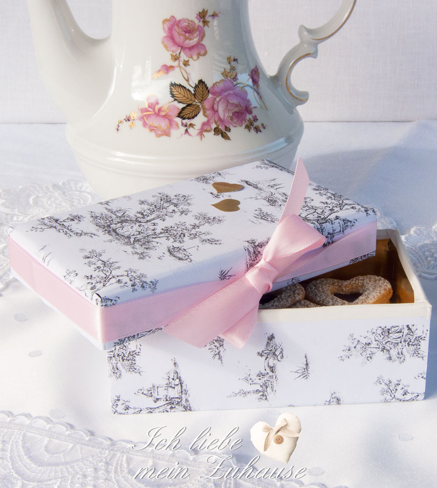 Blog - DIY mit toile de jouy - Kaffeekrug rose d'or - Tissuebox Elegance und Spitzbuben - Bild 6