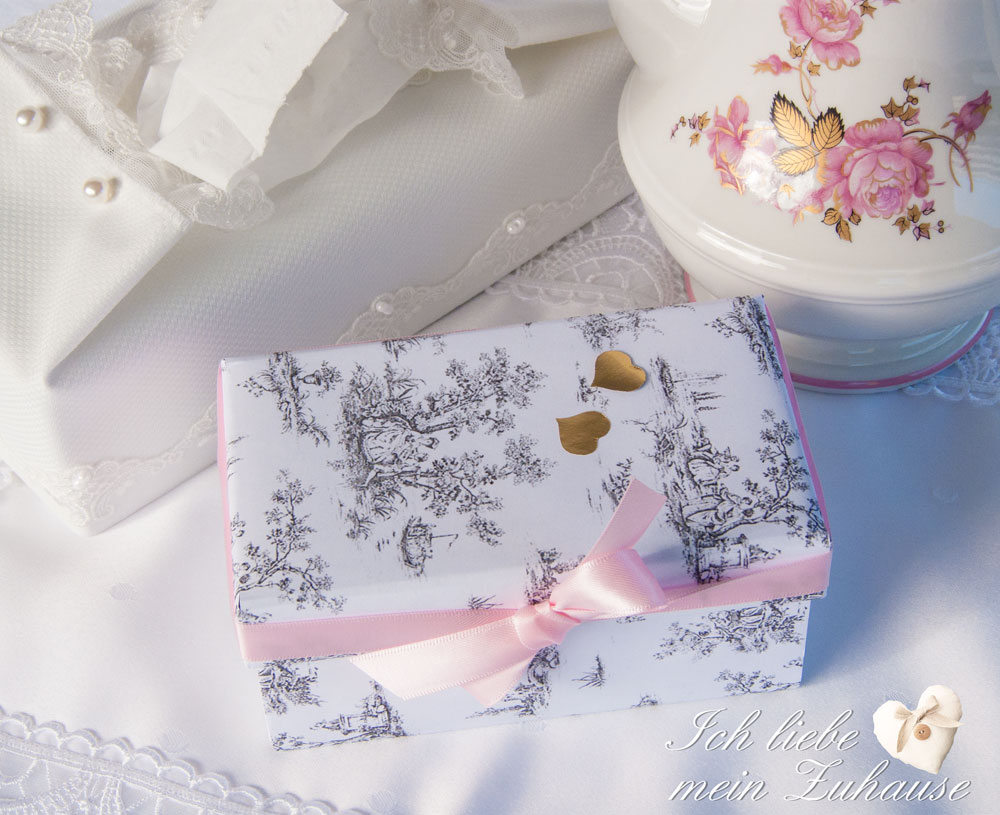 Blog - DIY mit toile de jouy - Kaffeekrug rose d'or - Tissuebox Elegance und Spitzbuben - Bild 9