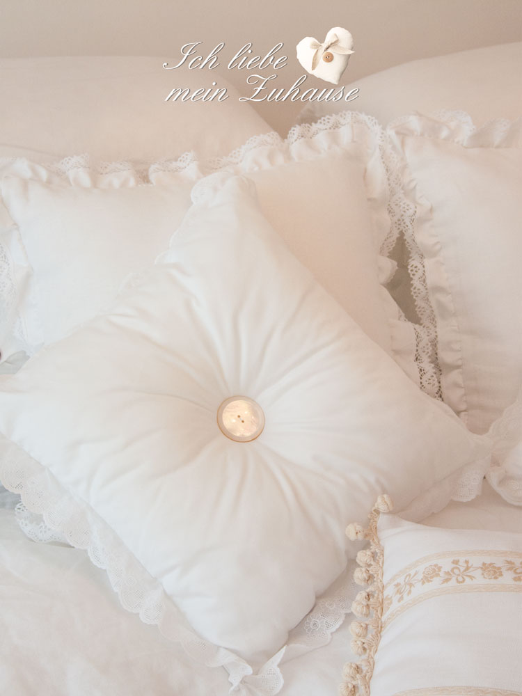 Blog - Himmlische Träume in Weiss mit Kissen aus der Luxus Home Collection aus Leinen Baumwolle Perlmutt Spitze Pompons - Bild 1
