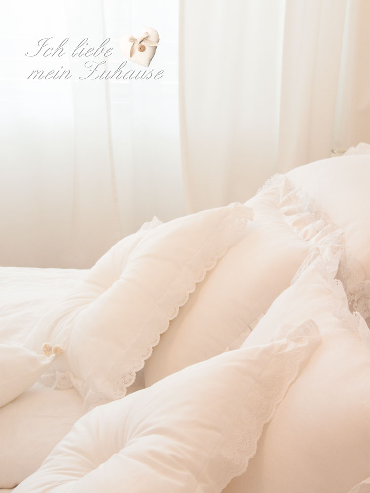 Blog - Himmlische Träume in Weiss mit Kissen aus der Luxus Home Collection aus Leinen Baumwolle Perlmutt Spitze Pompons - Bild 2