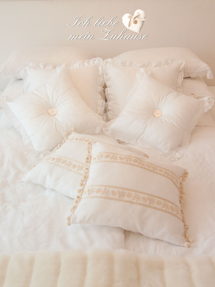 Blog - Himmlische Träume in Weiss mit Kissen aus der Luxus Home Collection aus Leinen Baumwolle Perlmutt Spitze Pompons - Bild 3