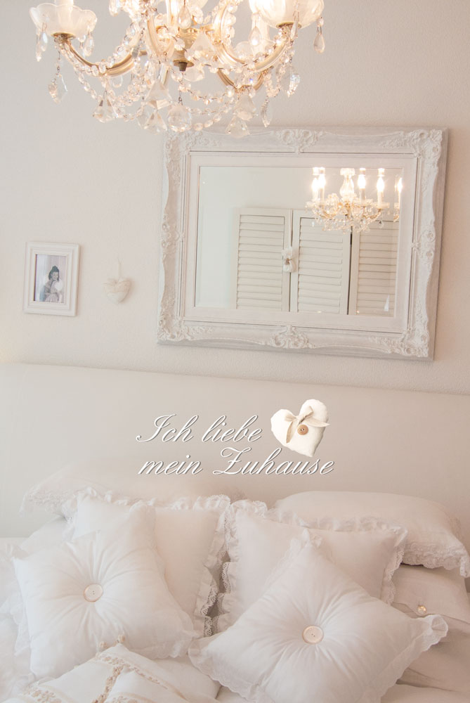 Blog - Himmlische Träume in Weiss mit Kissen aus der Luxus Home Collection aus Leinen Baumwolle Perlmutt Spitze Pompons - Bild 5