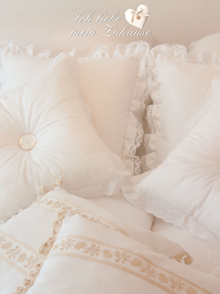 Blog - Himmlische Träume in Weiss mit Kissen aus der Luxus Home Collection aus Leinen Baumwolle Perlmutt Spitze Pompons - Bild 7