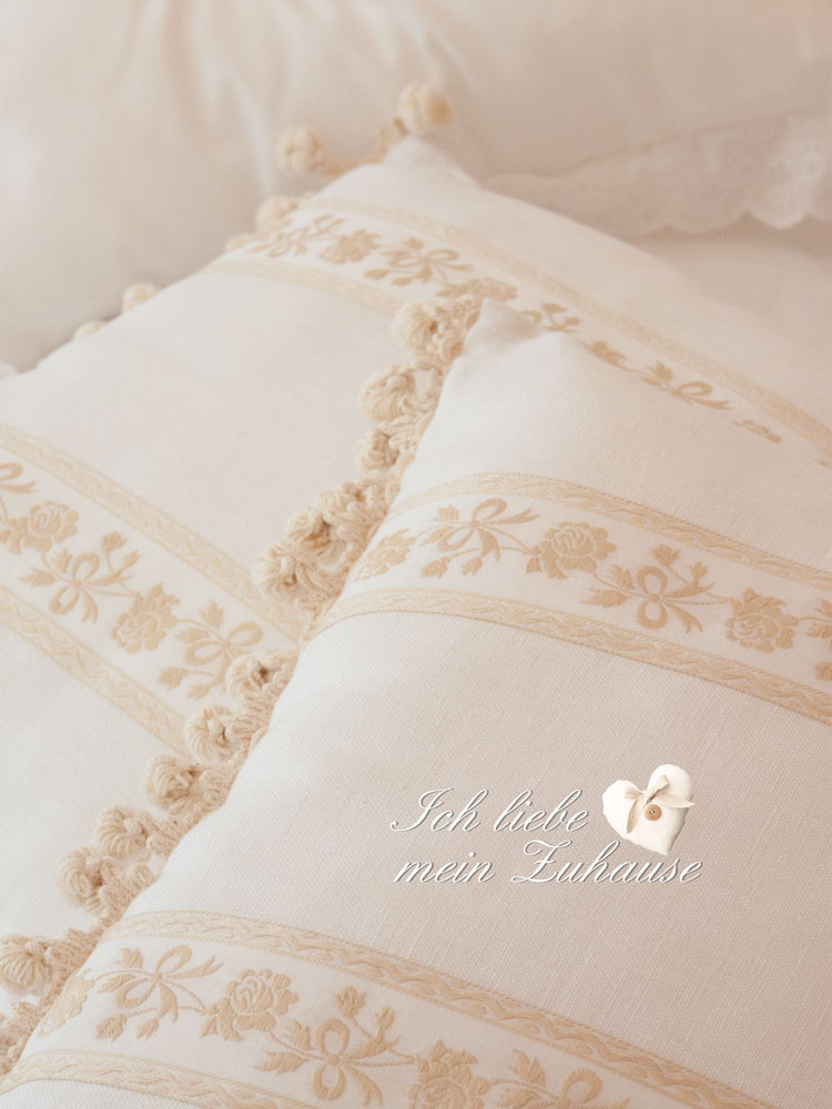 Blog - Himmlische Träume in Weiss mit Kissen aus der Luxus Home Collection aus Leinen Baumwolle Perlmutt Spitze Pompons - Bild 8