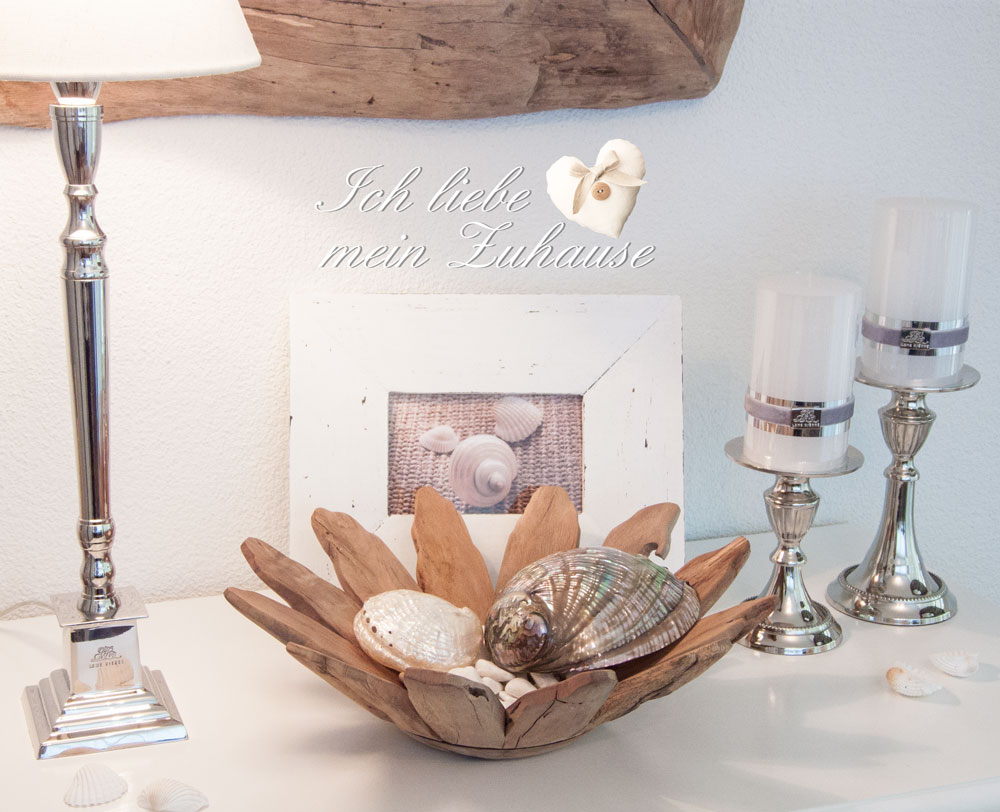 Blog - Seaside Inspirationen im Long Island Style mit Holzspiegel Tischlampe mit Leinenschirm silbrigen Kerzenständer Muscheln in der Holzschale Holzfotorahmen
