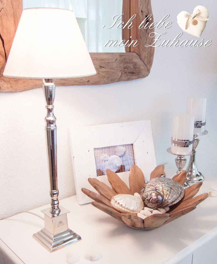 Blog - Seaside Inspirationen im Long Island Style mit Holzspiegel Tischlampe mit Leinenschirm silbrigen Kerzenständer Muscheln in der Holzschale Holzfotorahmen
