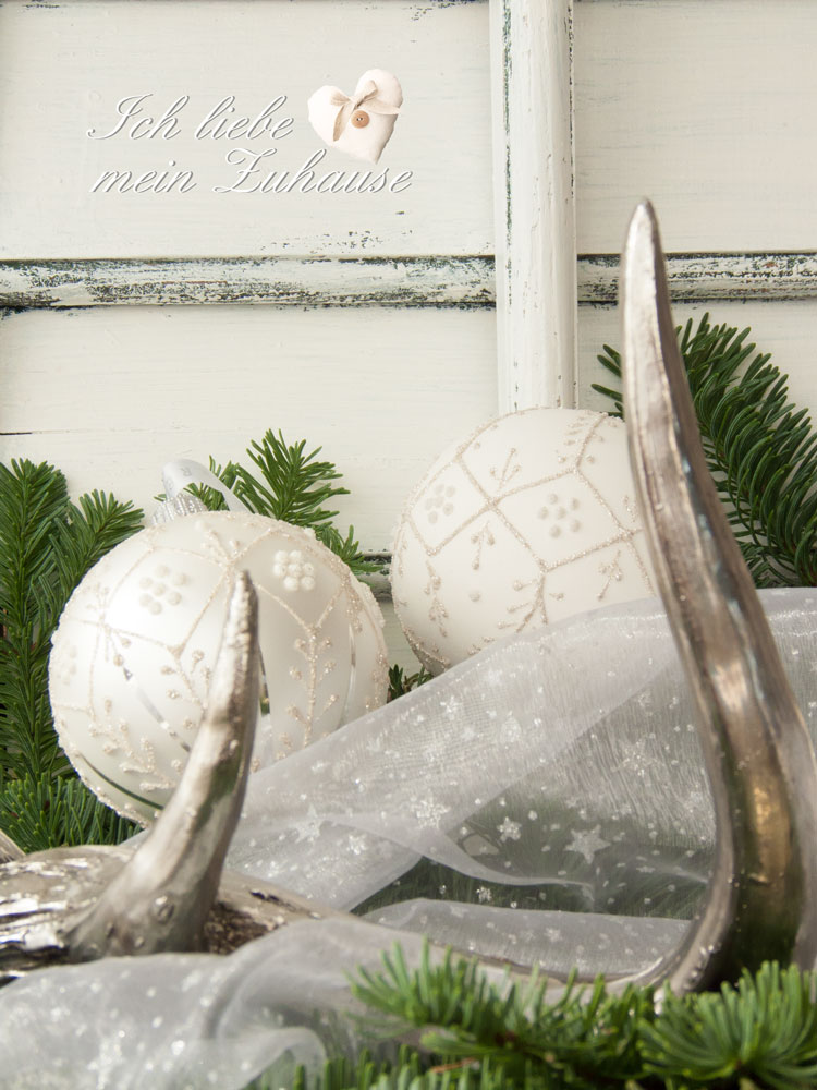 Blog - Adventsdekoration mit Lene Bjerre Hirschgeweih Christbaumkugeln Walnuss silber gold Fellherz Fellstern - Bild 4
