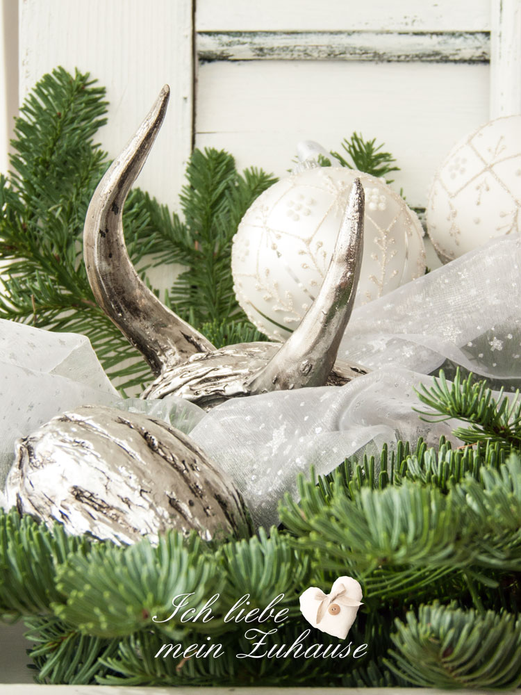 Blog - Adventsdekoration mit Lene Bjerre Hirschgeweih Christbaumkugeln Walnuss silber gold Fellherz Fellstern - Bild 5