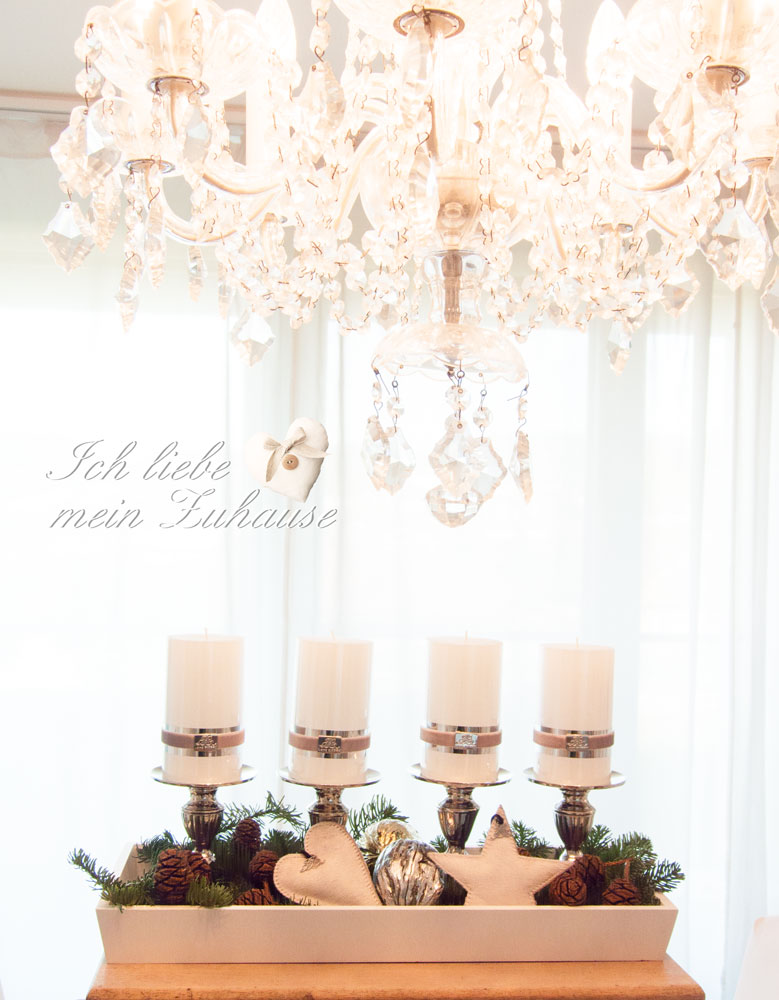 Blog - Advents-Arrangement mit Lene Bjerre Kerzenständer Kerzen Fellstern Fellherz Walnuss gold silber Mammutbaumzapfen Tablett - Bild 3