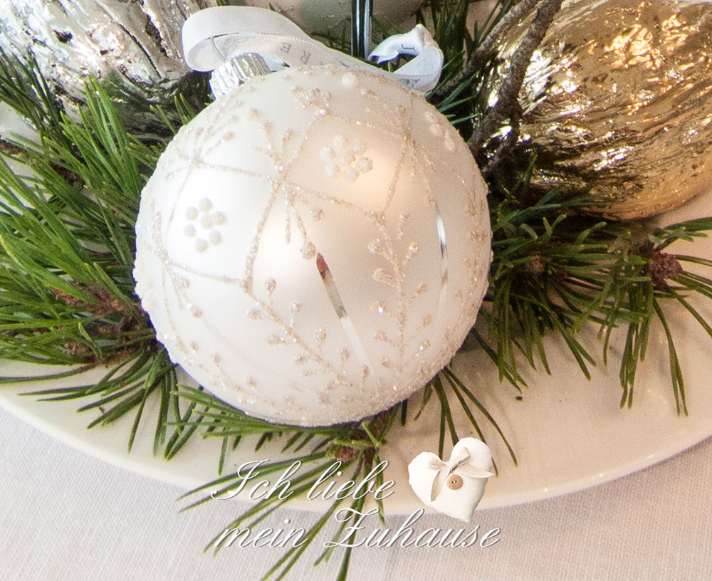 Blog - Weihnachts-Etagere - Lene Bjerre Weihnachtskugel Fellstern Teelicht Walnuss gold silber Mammutbaumzapfen - Bild 6