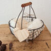 Drahtkörbchen mit Schaffell und Holzherz