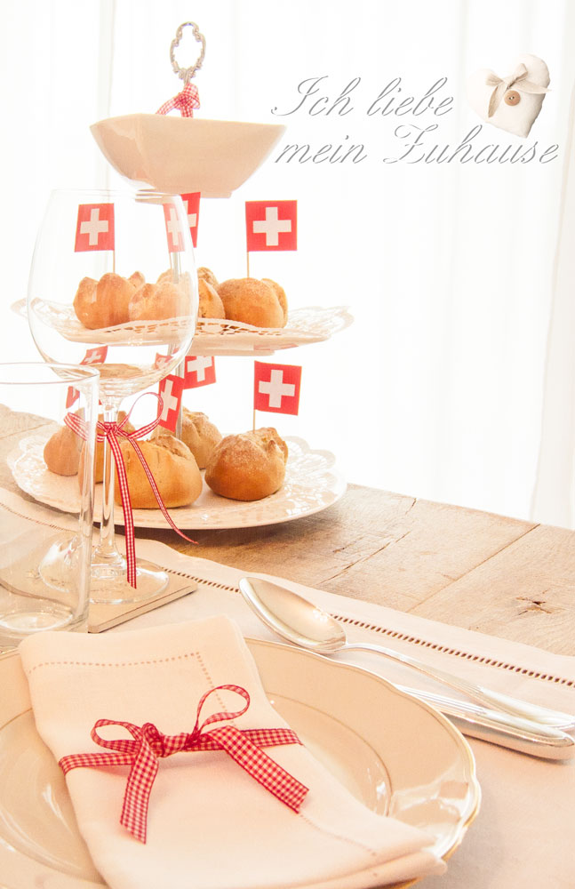 Blog - 1. August im Landhausstil mit Kissen Luxus Home Collection und Vintage Suppenschüssel und Etagere und Lene Bjerre Teelicht - Bild 3