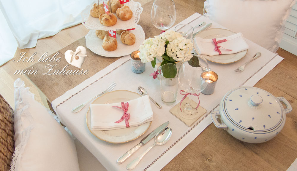 Blog - 1. August im Landhausstil mit Kissen Luxus Home Collection und Vintage Suppenschüssel und Etagere und Lene Bjerre Teelicht - Bild 4