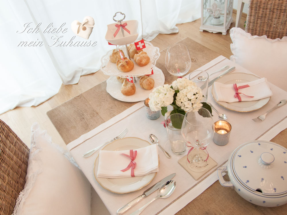 Blog - 1. August im Landhausstil mit Kissen Luxus Home Collection und Vintage Suppenschüssel und Etagere und Lene Bjerre Teelicht - Bild 6