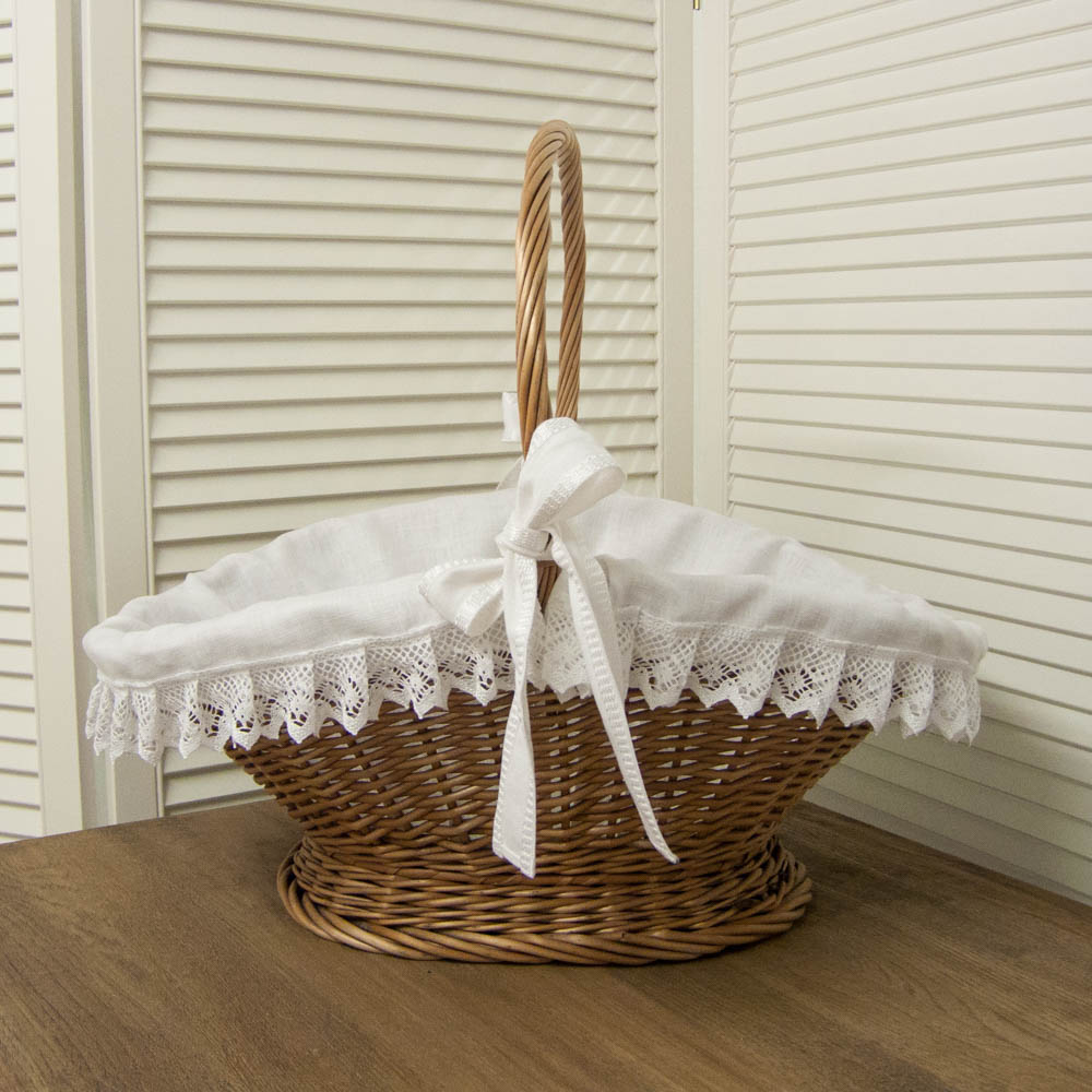 Weidenkorb Romantik ausgekleidet mit weissem Leinenstoff und Spitzen