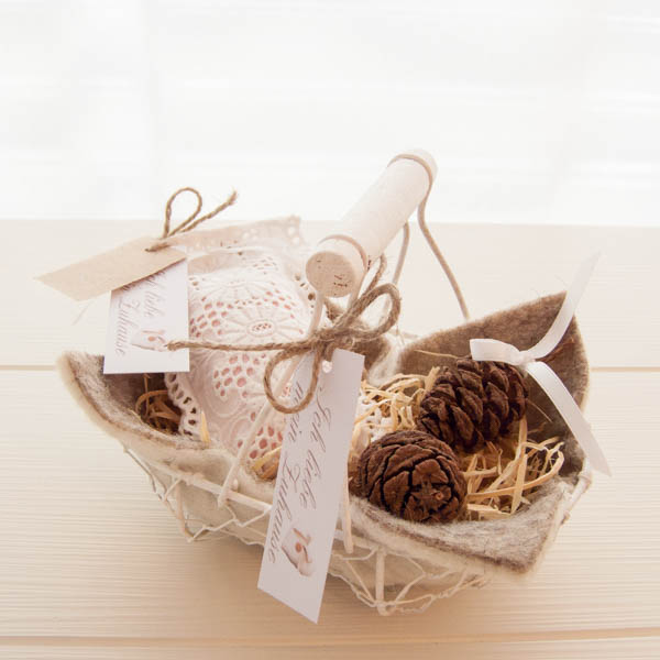 Deko-Körbchen mit Duftseife im Spitzensäckli und Zapfen