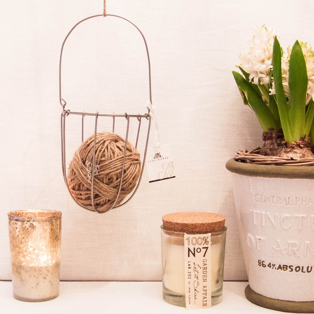 Lene Bjerre – Garnfederung mit Jute-Schnur aus der Karyn Collection Lene Bjerre - Garnfederung mit Jute-Schnur aus der Karyn Collection