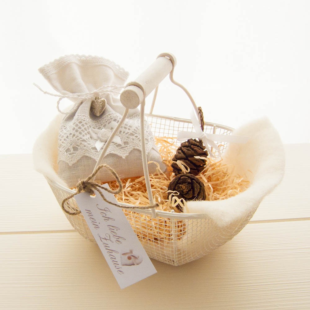 Weisses Deko-Körbchen mit Leinen-Säckli und echten Mammutbaum-Zapfen