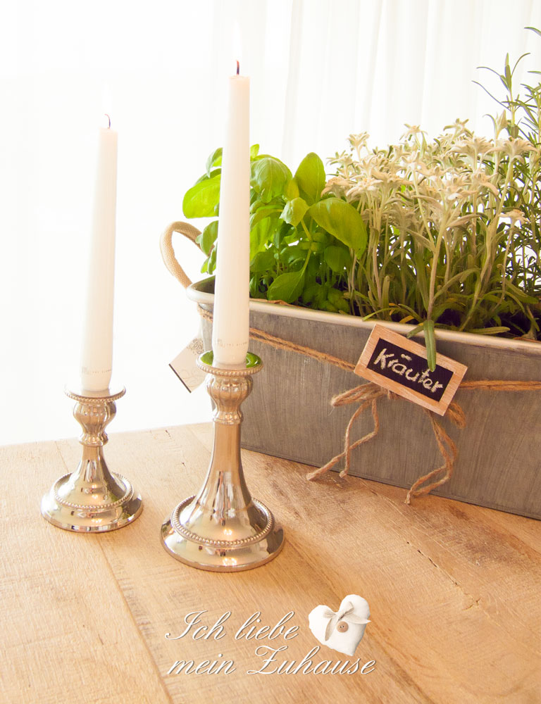 Blog - Lene Bjerre weisses Leinentischtuch und Kerzen im Kräutergarten - Bild 3