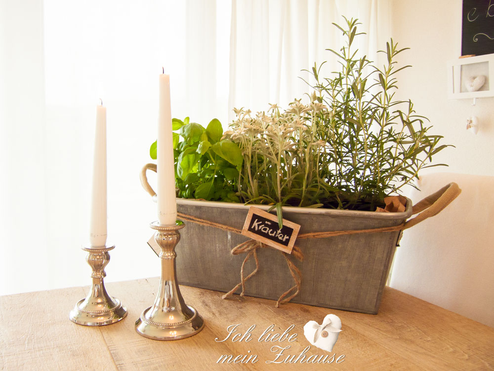 Blog - Lene Bjerre weisses Leinentischtuch und Kerzen im Kräutergarten - Bild 4