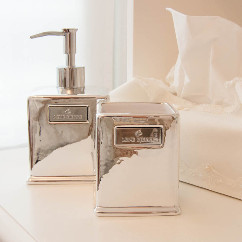 Lene Bjerre – Becher silber aus der Scarpa Bath Collection
