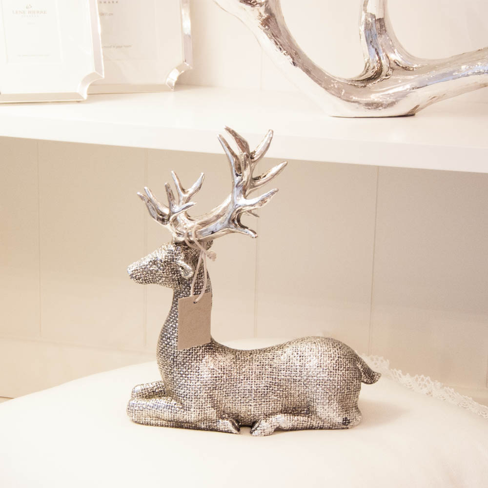 Lene Bjerre – Hirsch sitzend aus der Serafina Collection / antik-silber Lene Bjerre - Hirsch sitzend aus der Serafina Collection / antik-silber