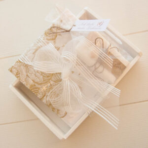 Muttertags - Geschenk / Holztablett inkl. Serviette und feiner Duftseife