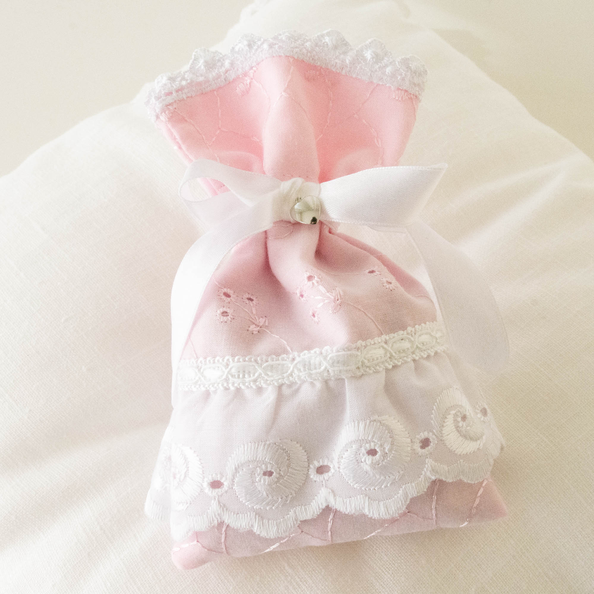Rosarotes Lavendel-Säckli mit Herz und Spitzen