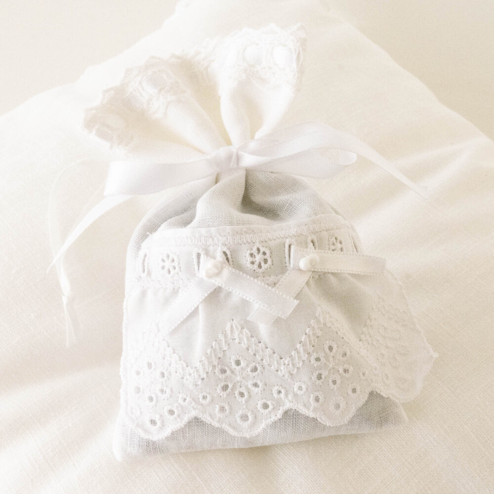 Weisses Lavendel-Säckli mit Rüschen-Spitzen
