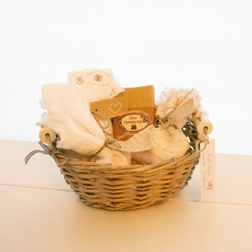 shop-koerbli-mit-leinensaeckli-und-seife-im-landhausstil