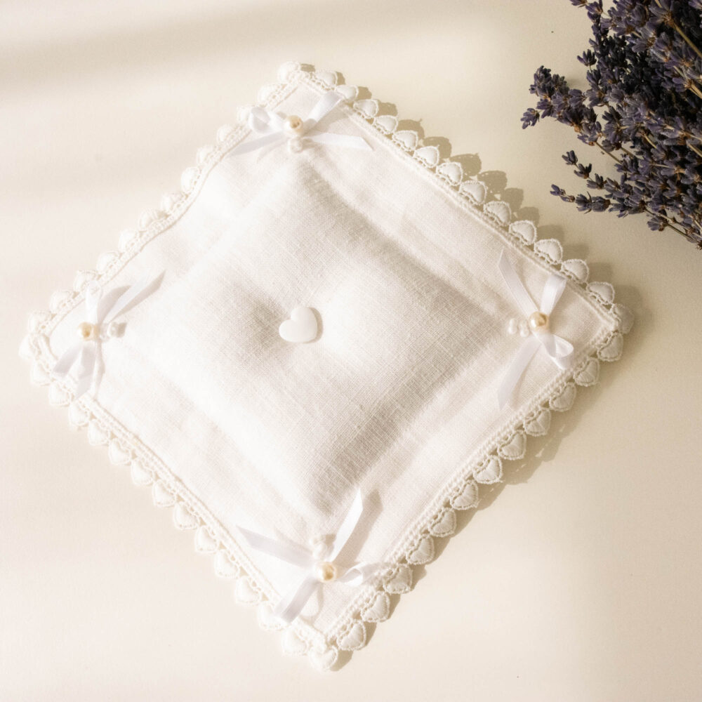 Lavendel-Traum-Kissen mit Herz und Perlen Lavendel-Traum-Kissen mit Herz und Perlen