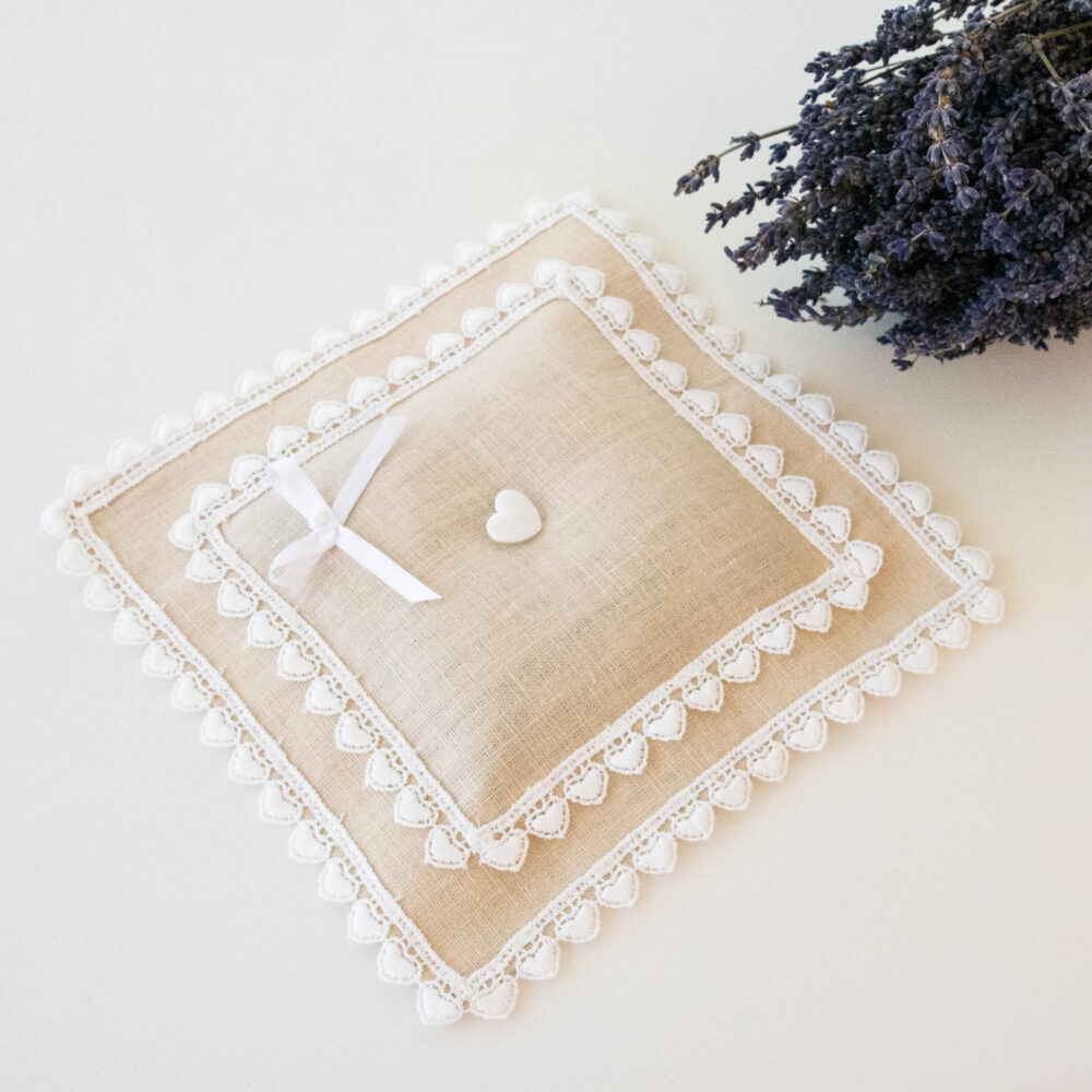 Lavendel-Traumkissen aus Leinen/natur, mit Herzen Lavendel-Traumkissen aus Leinen/natur, mit Herzen