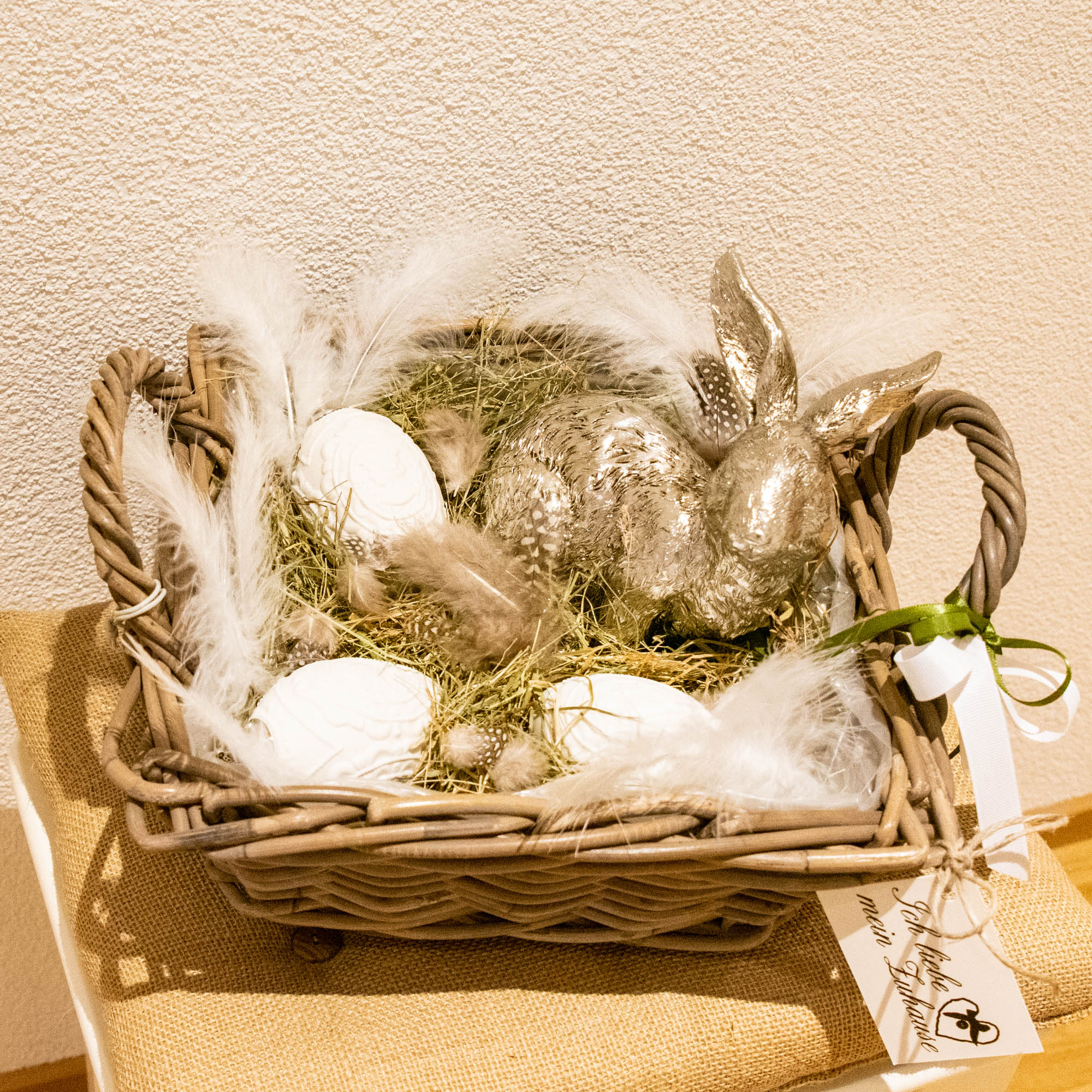 Osterkorb mit Hase und Eiern