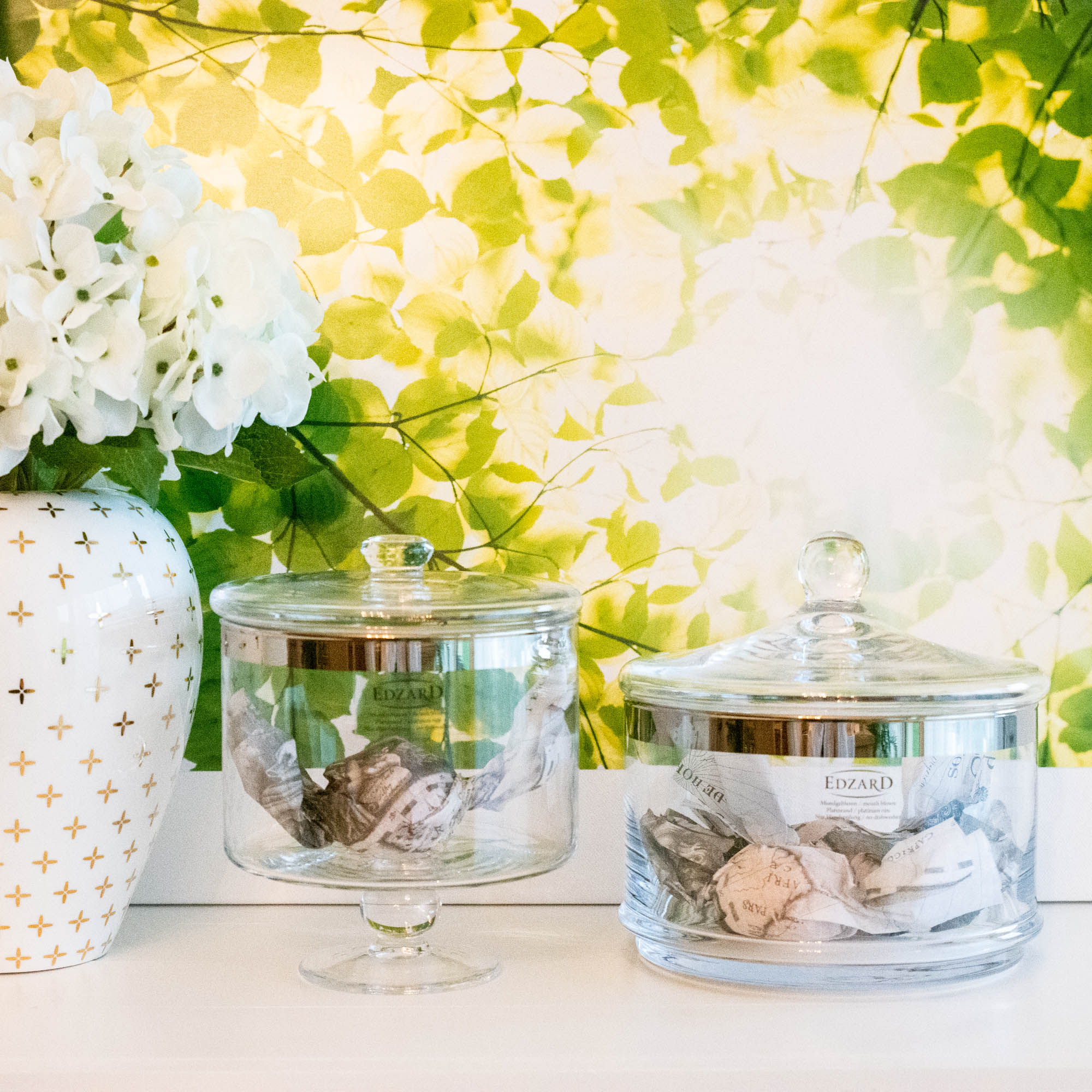 Edzard - Bonbonniere Erik, auf Fuss mit Deckel und Platinrand