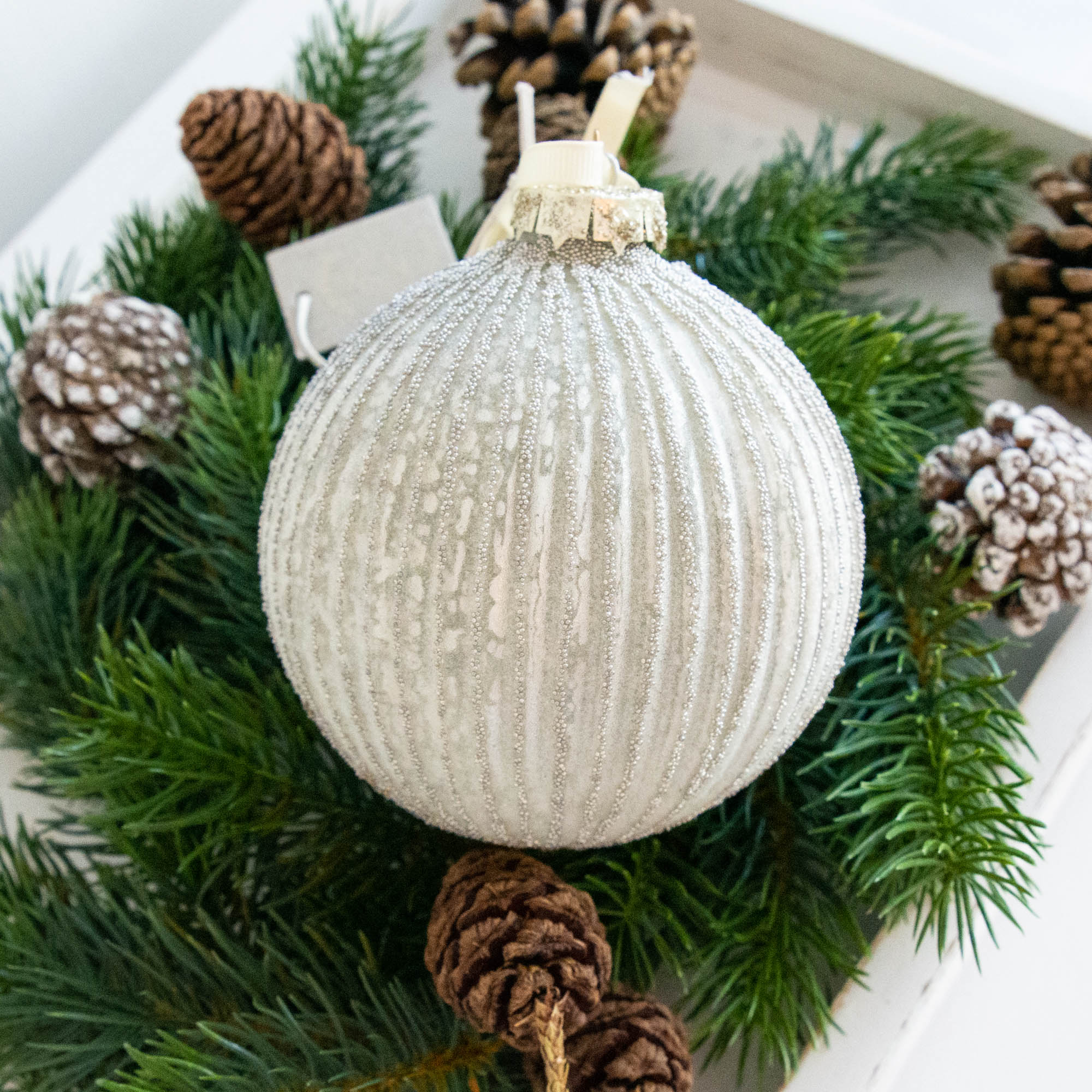 Lene Bjerre – Christbaumkugel Norille / Offwhite Stripes Lene Bjerre - Christbaumkugel Norille / Offwhite Stripes