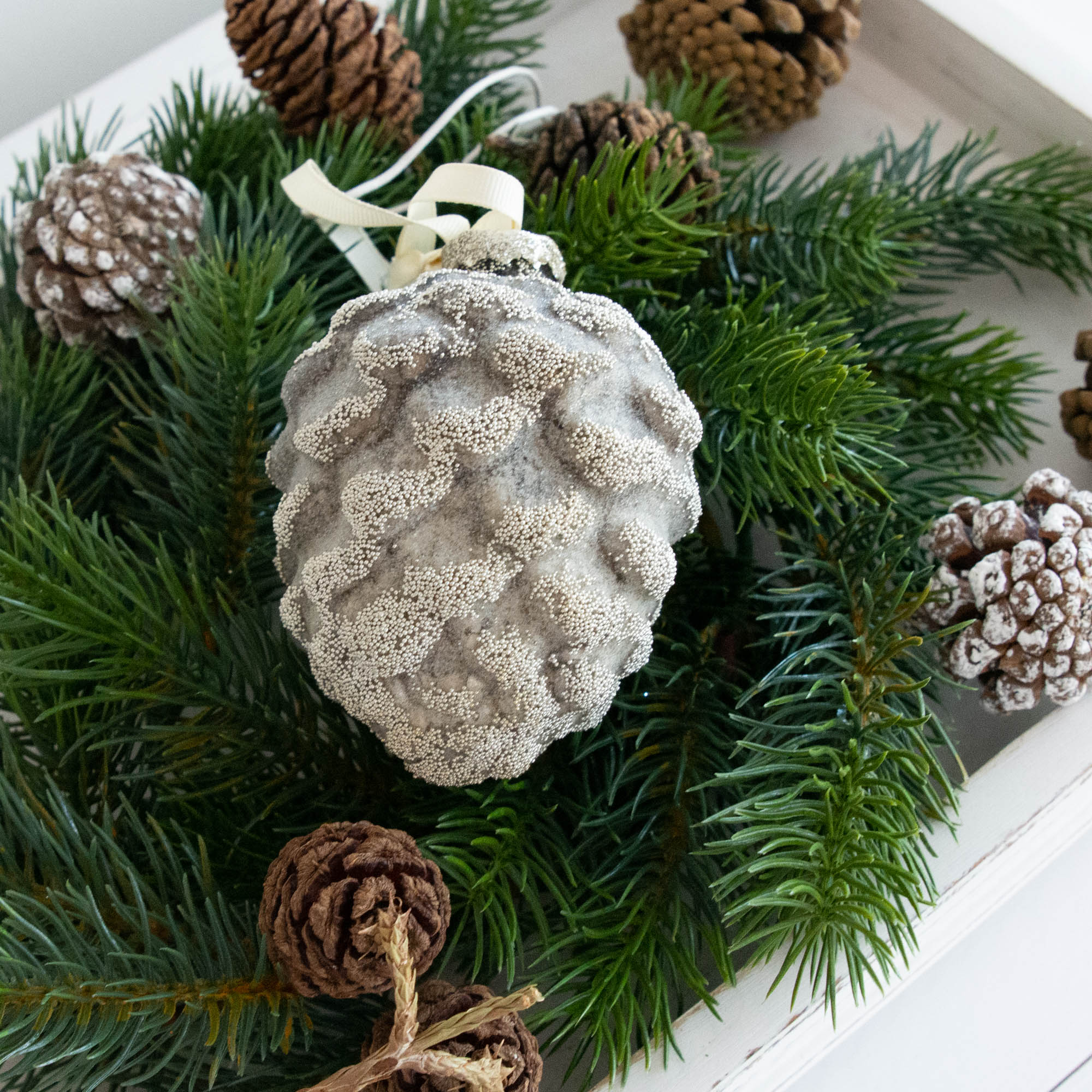 Lene Bjerre – Pinienzapfen Ornament / Antikbraun Lene Bjerre – Pinienzapfen Ornament / Antikbraun