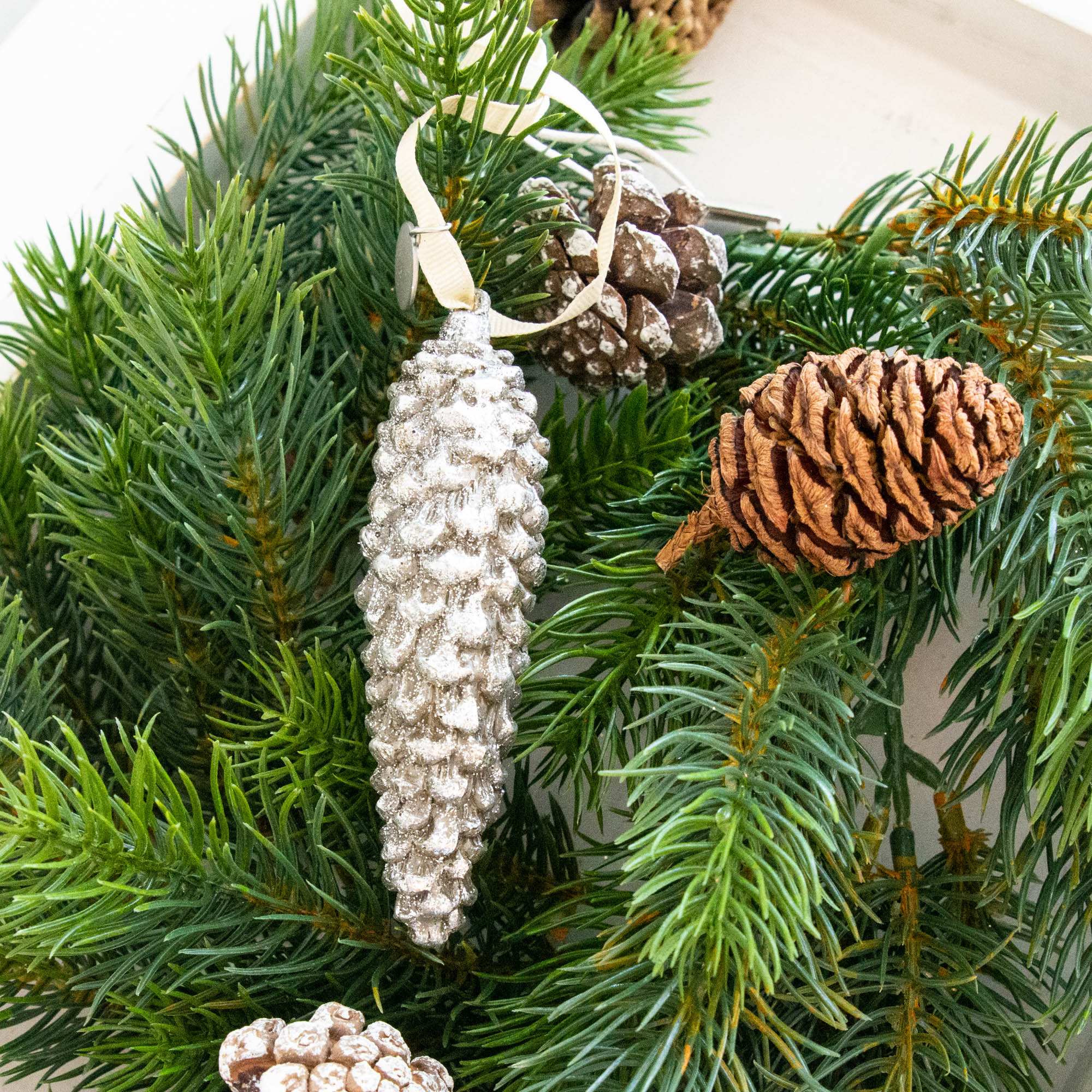 Lene Bjerre – Christbaumschmuck Zapfen Sella/Silver Lene Bjerre - Christbaumschmuck Zapfen Sella/Silver