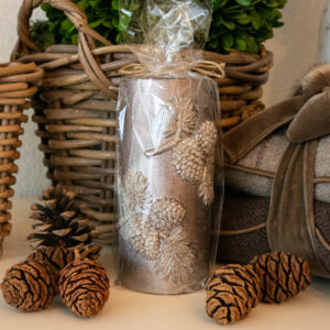 Lene Bjerre – Kerze Elegia mit Zapfen / Brown