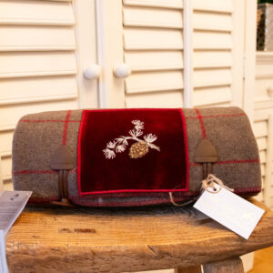 Altalena of Switzerland - Plaidrolle Chalet-Romantik mit Zapfen auf rotem Samt / 150x100cm